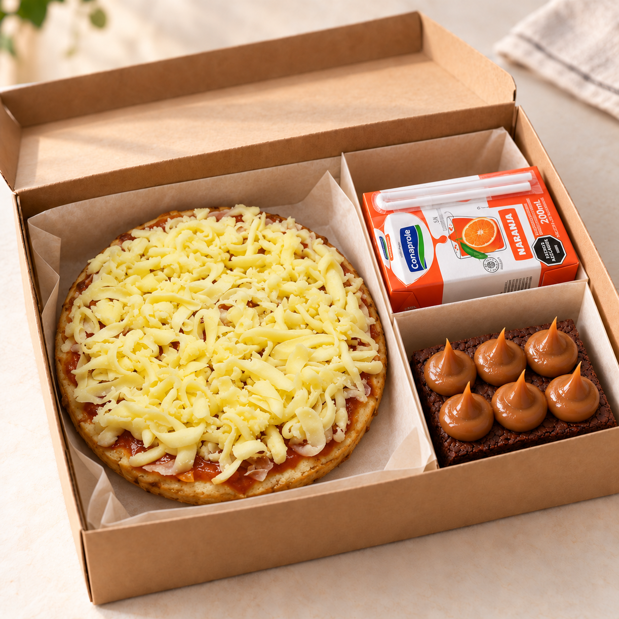 Lunch sin gluten con pizza individual de 20 cm, brownie y jugo