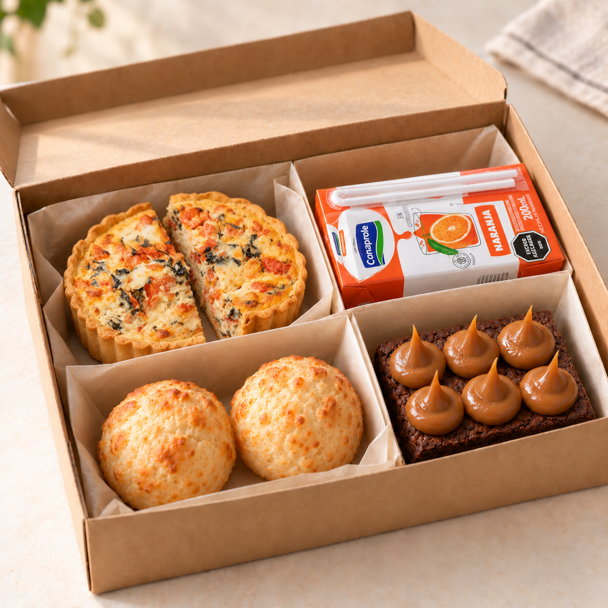 Lunch sin gluten con tarta caprese, panes de queso, brownie y jugo